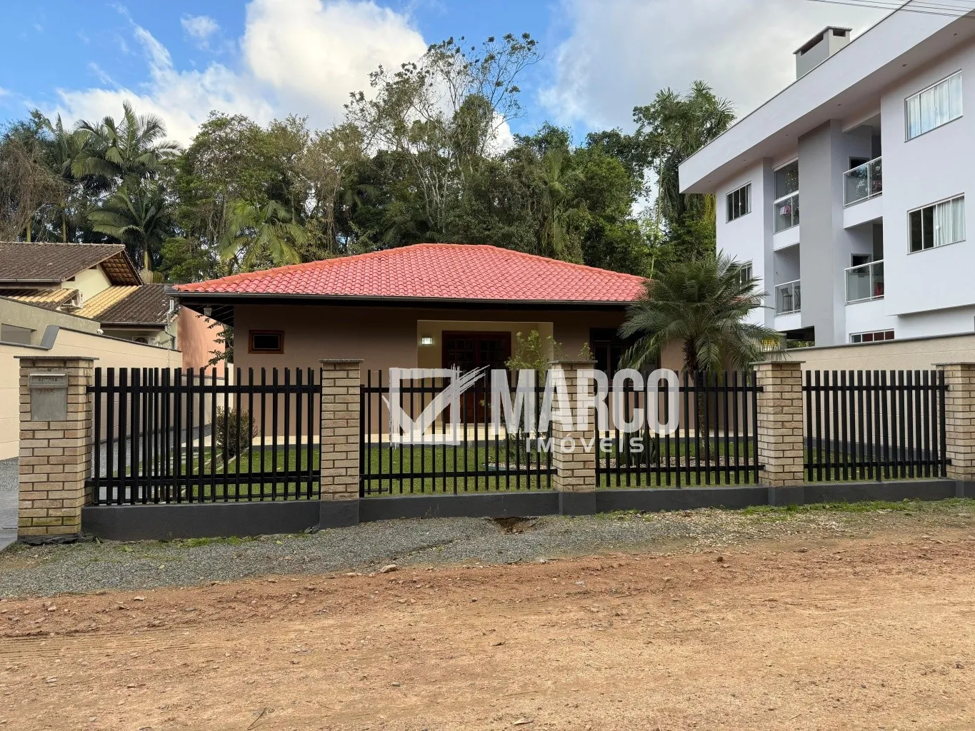 Casa com amplo quintal no Ribeirão Areia — foto 2