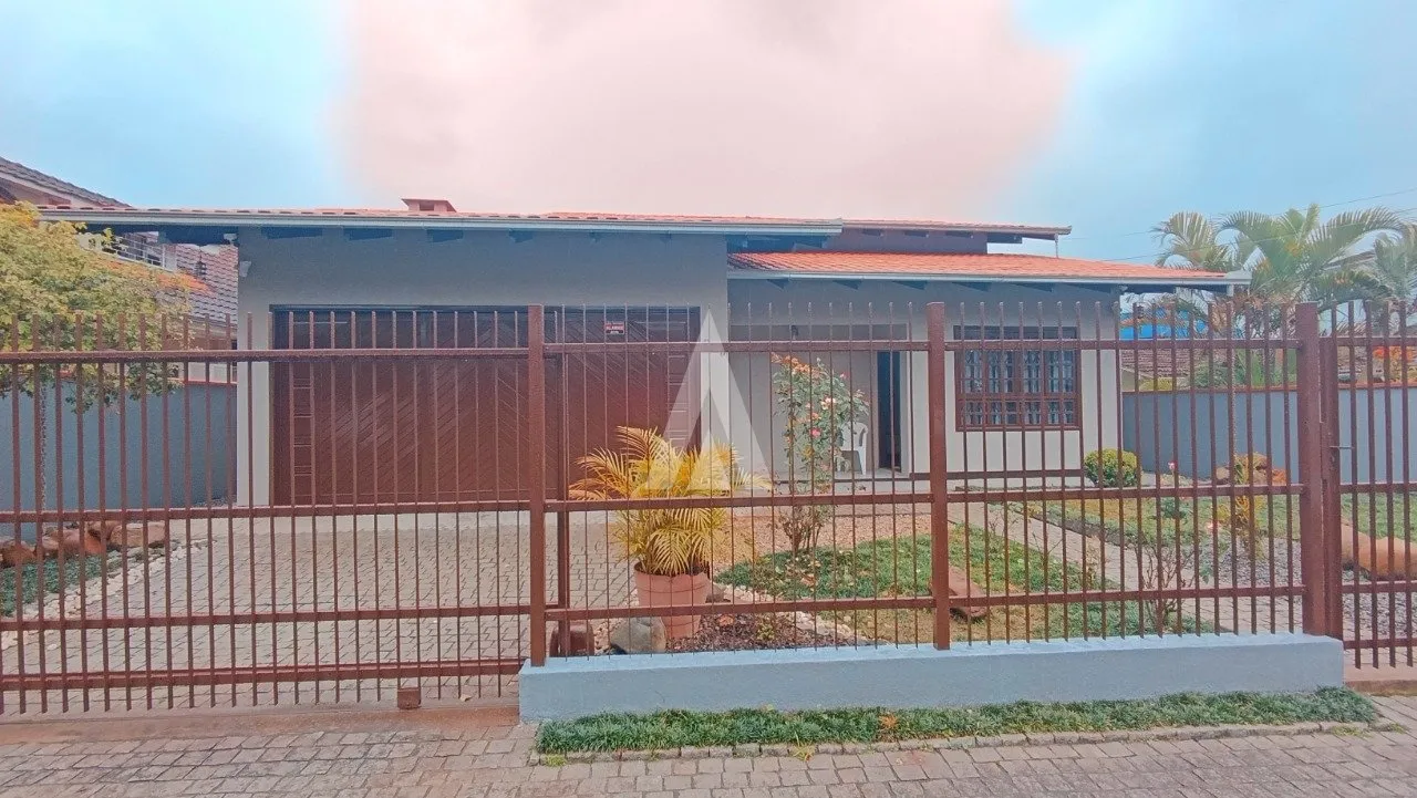 Casa com 1 suíte e 2 quartos à venda no bairro Saguaçu em Joinville - SC por R$ 1.300.000,00. - foto 1
