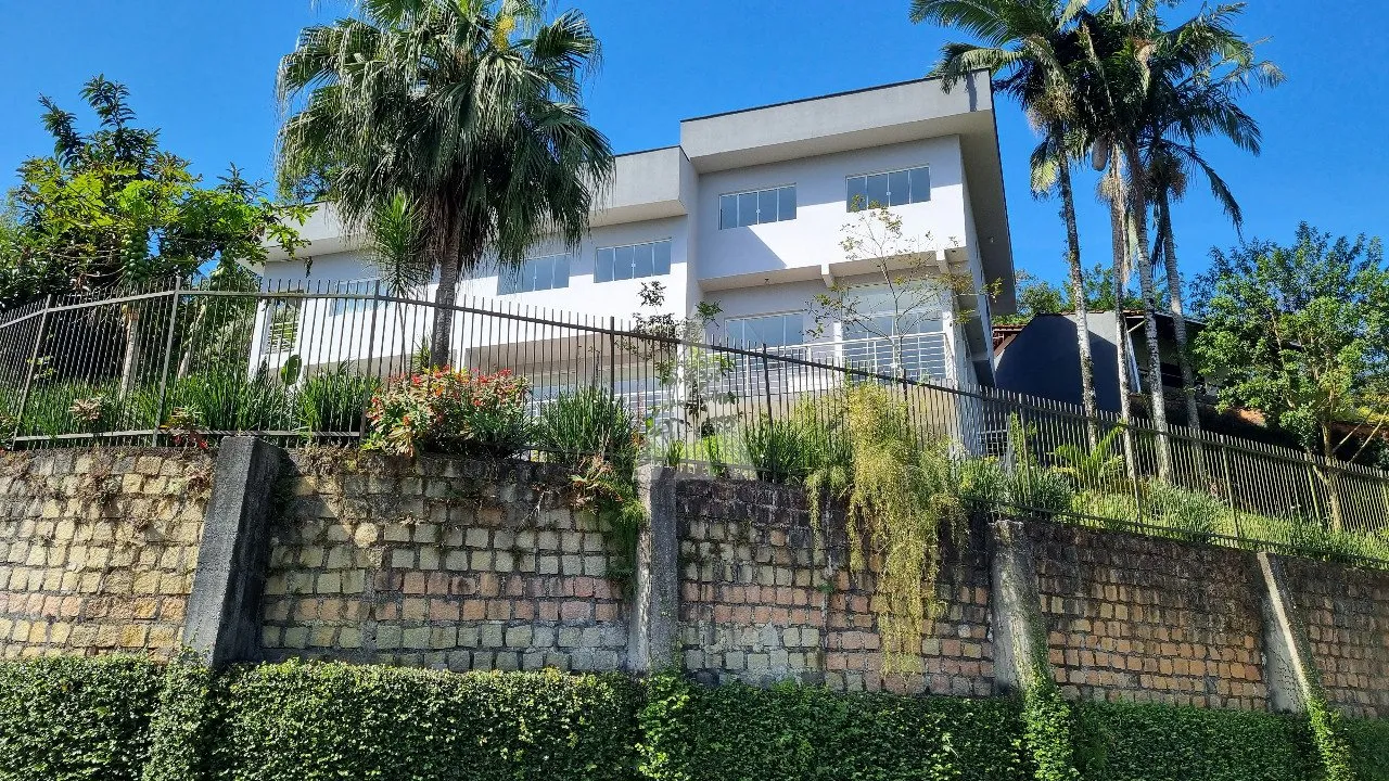 Sobrado geminado em condomínio fechado com 3 suítes à venda no bairro Glória em Joinville-SC por R$ 850.000,00 - foto 1