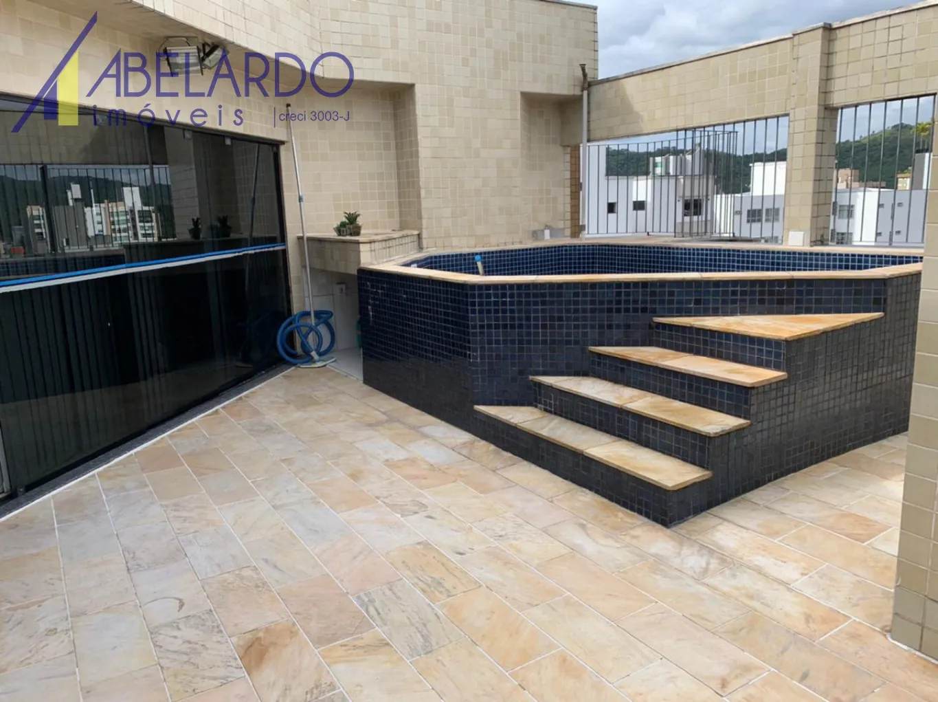 MARAVILHOSA COBERTURA - JARDIM BLUMENAU - totalmente mobiliada. Sendo tipo duplex, essa maravilhosa cobertura com uma área privativa de 341m2 vai te conquistar! - foto 1