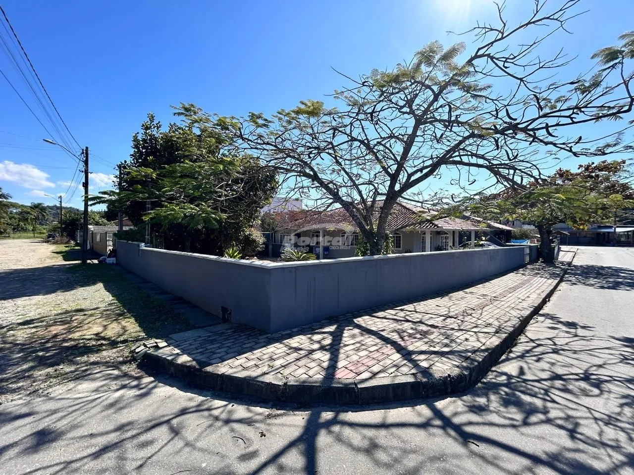 Espetacular casa com lindo e amplo terreno de esquina em Barra Velha. — foto 3