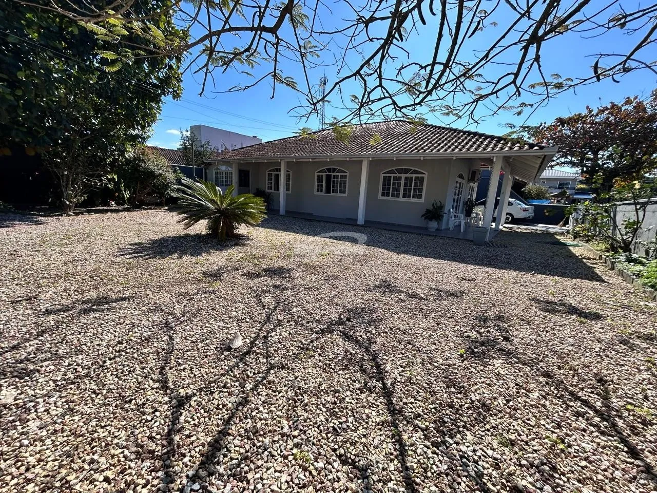 Espetacular casa com lindo e amplo terreno de esquina em Barra Velha. - foto 1