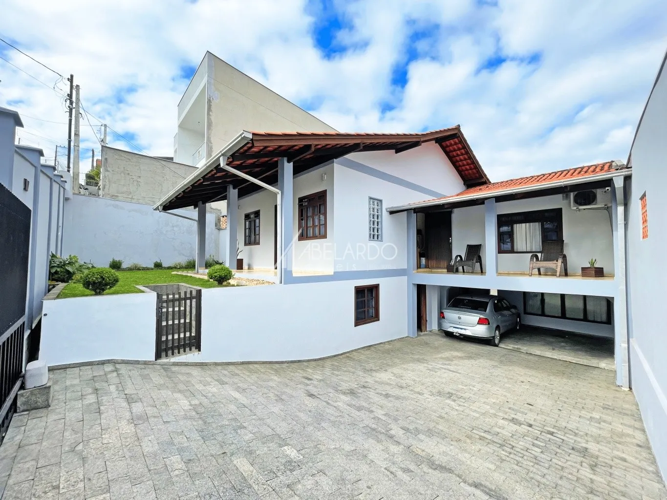 CASA COM TRÊS DORMITÓRIOS, DUAS VAGAS DE GARAGEM E PISCINA - BAIRRO FORTALEZA - foto 1