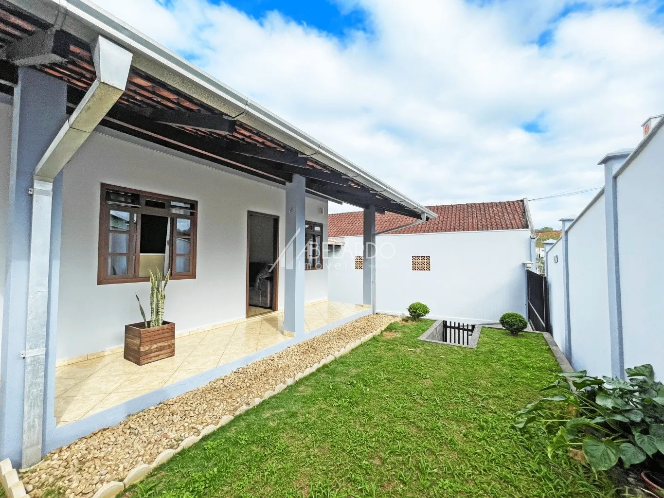 CASA COM TRÊS DORMITÓRIOS, DUAS VAGAS DE GARAGEM E PISCINA - BAIRRO FORTALEZA — foto 2