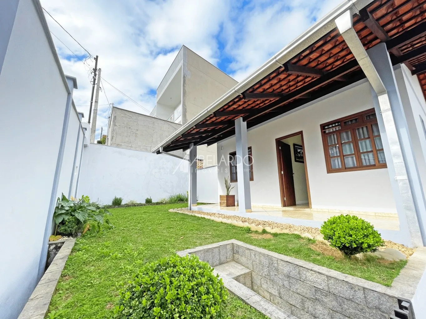 CASA COM TRÊS DORMITÓRIOS, DUAS VAGAS DE GARAGEM E PISCINA - BAIRRO FORTALEZA — foto 3