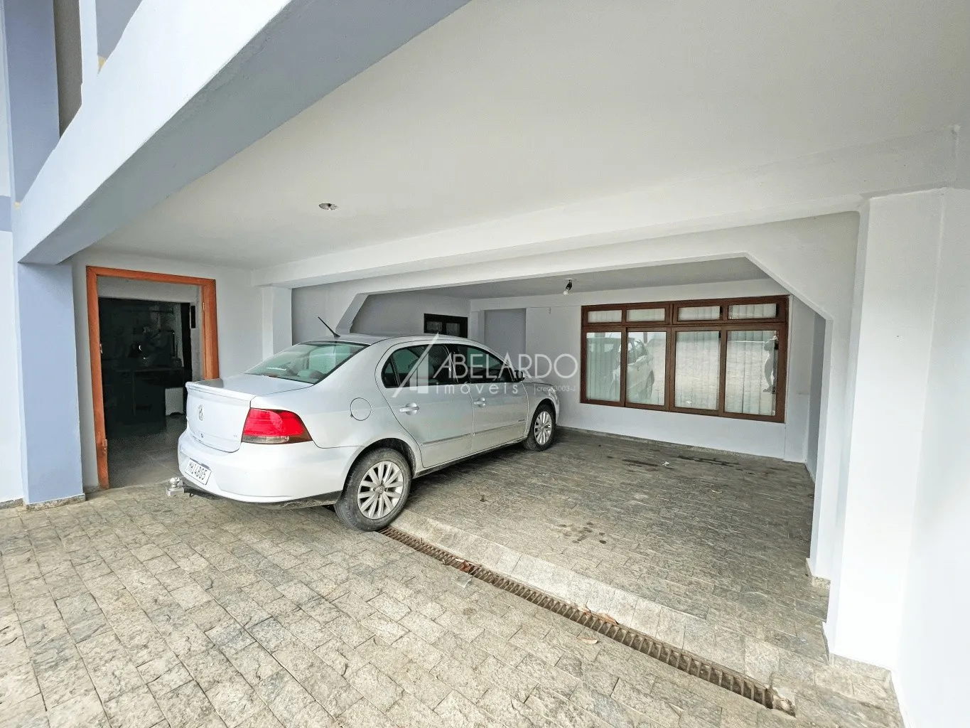 CASA COM TRÊS DORMITÓRIOS, DUAS VAGAS DE GARAGEM E PISCINA - BAIRRO FORTALEZA — foto 4