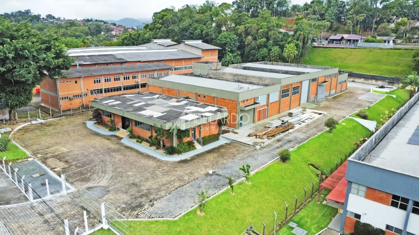 Galpão para Locação com 4.900m, no Bairro Itoupavazinha e fácil Acesso à BR-470 - foto 1