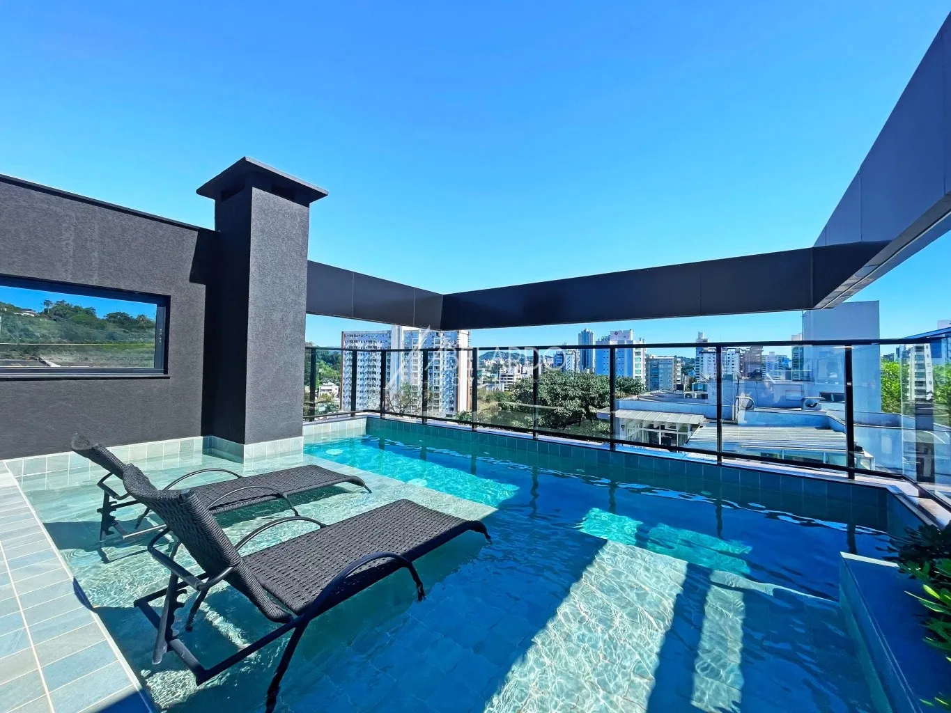 LOFT NO CENTRO DE BLUMENAU, CONDOMÍNIO COMPLETO COM TODA INFRAESTRUTURA DE UM VERDADEIRO CLUBE. — foto 2