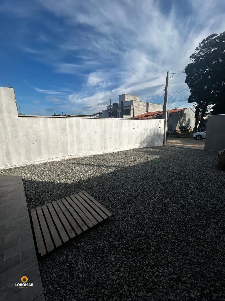 Sobrado com três dormitórios (sendo um na parte térrea), à apenas 600m do mar, e — foto 7