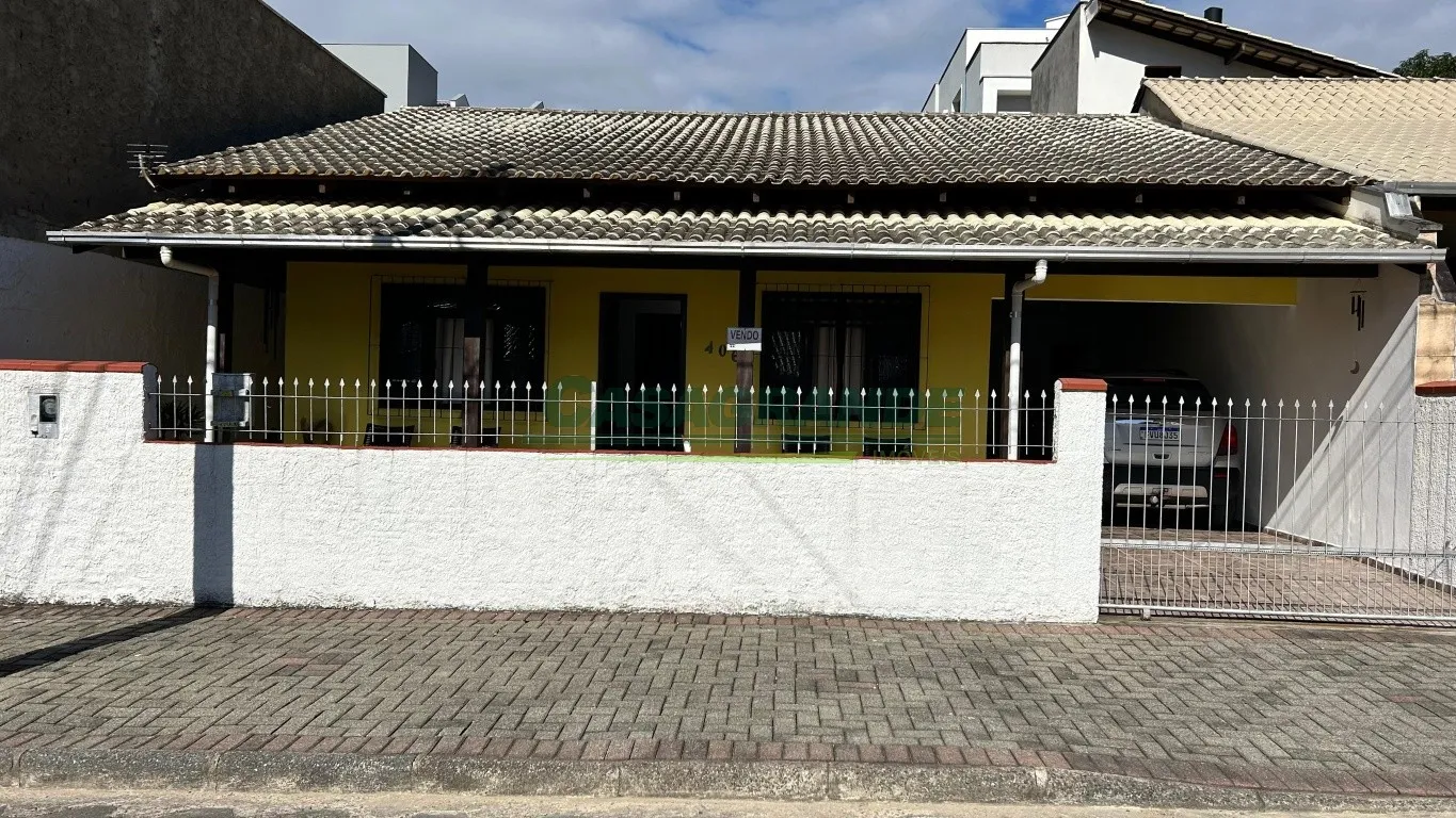 Ótima Casa no Bairro Itoupava Central em Blumenau com 3 Dormitórios — foto 2