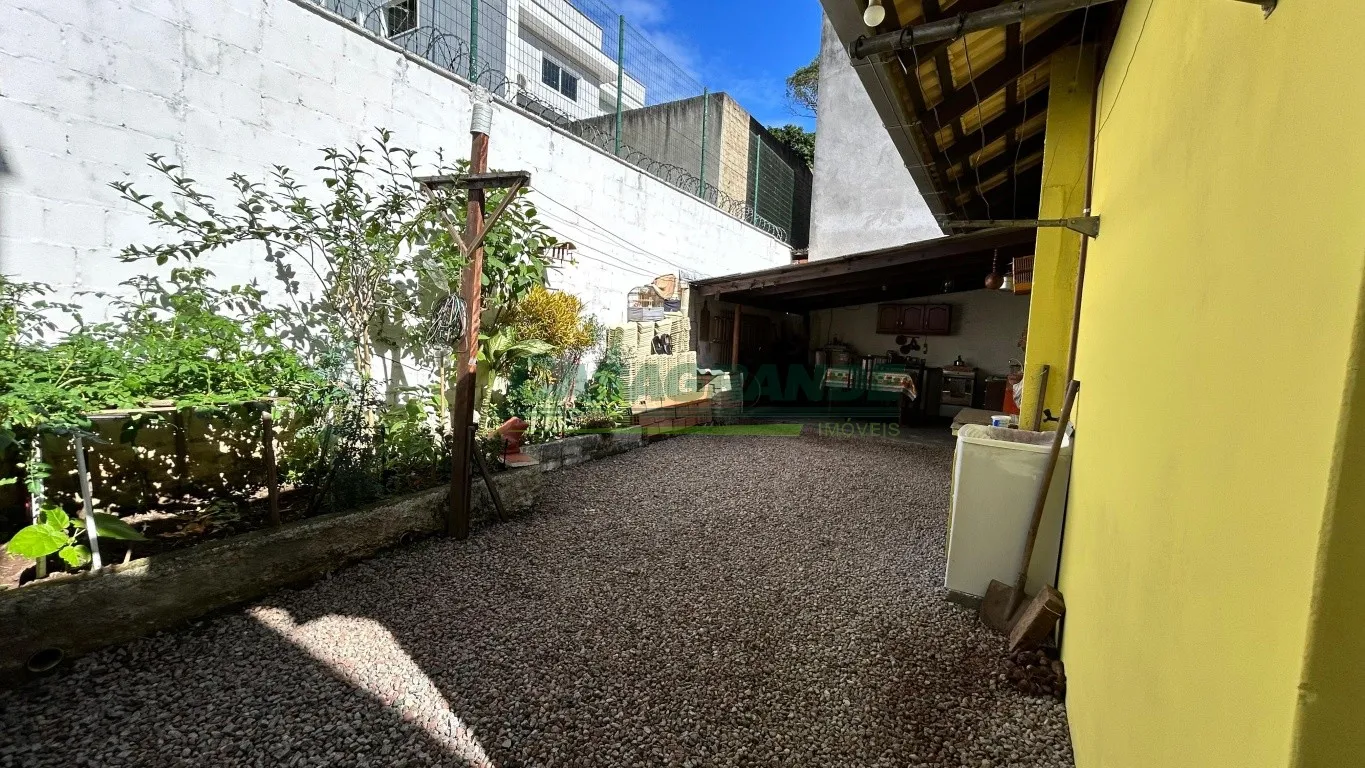 Ótima Casa no Bairro Itoupava Central em Blumenau com 3 Dormitórios — foto 5