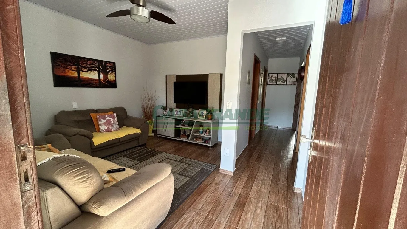 Ótima Casa no Bairro Itoupava Central em Blumenau com 3 Dormitórios — foto 7