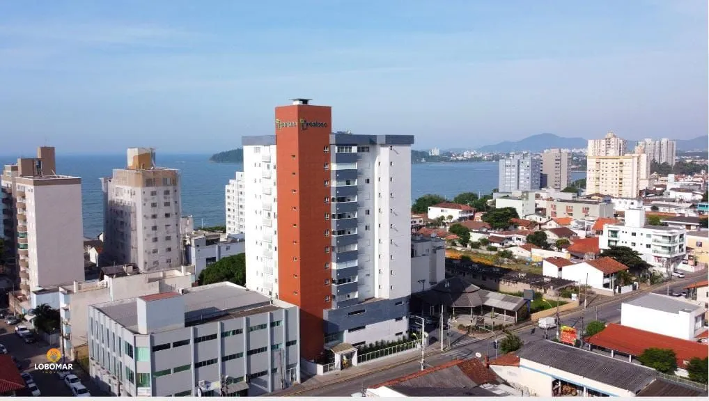 Apartamento mobiliado com dois dormitórios, a apenas 100m do mar, no Centro de B - foto 1