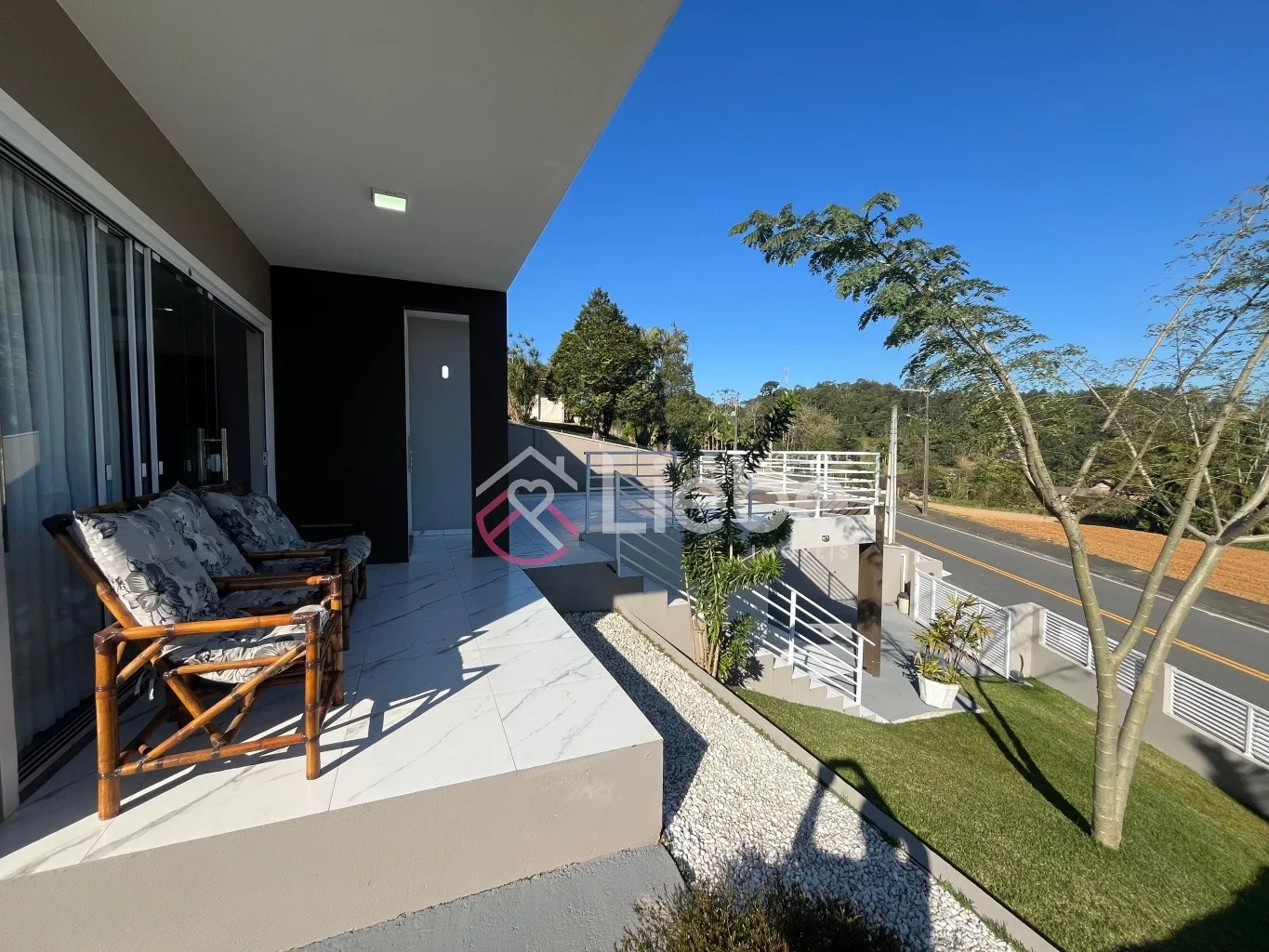 Linda CASA mobiliada no Centro da Cidade de Pomerode com 175,00m de área construída num terreno de 450,02m. - foto 1