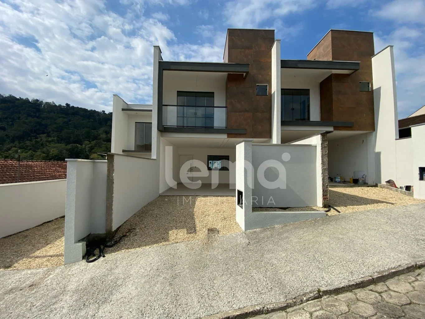 Sobrado com 3 dormitórios no bairro Água Verde em Blumenau. - foto 1