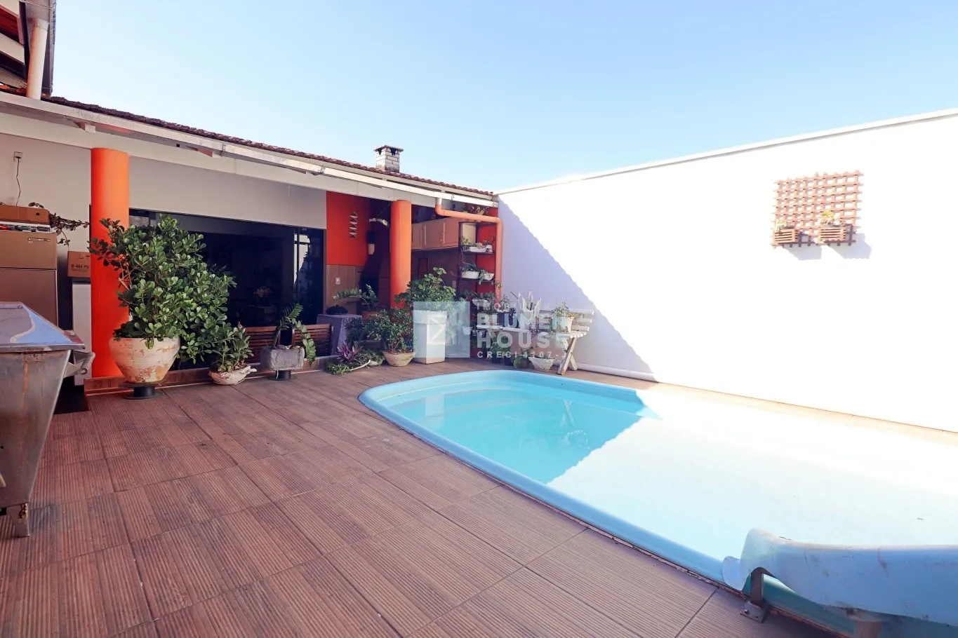 Ampla casa com piscina no bairro Água Verde! - foto 1