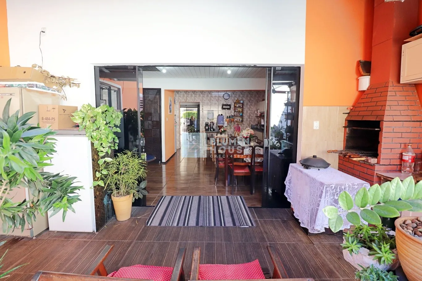 Ampla casa com piscina no bairro Água Verde! — foto 2