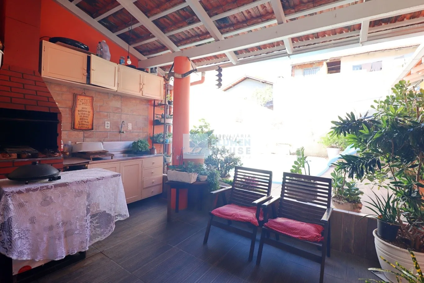 Ampla casa com piscina no bairro Água Verde! — foto 3
