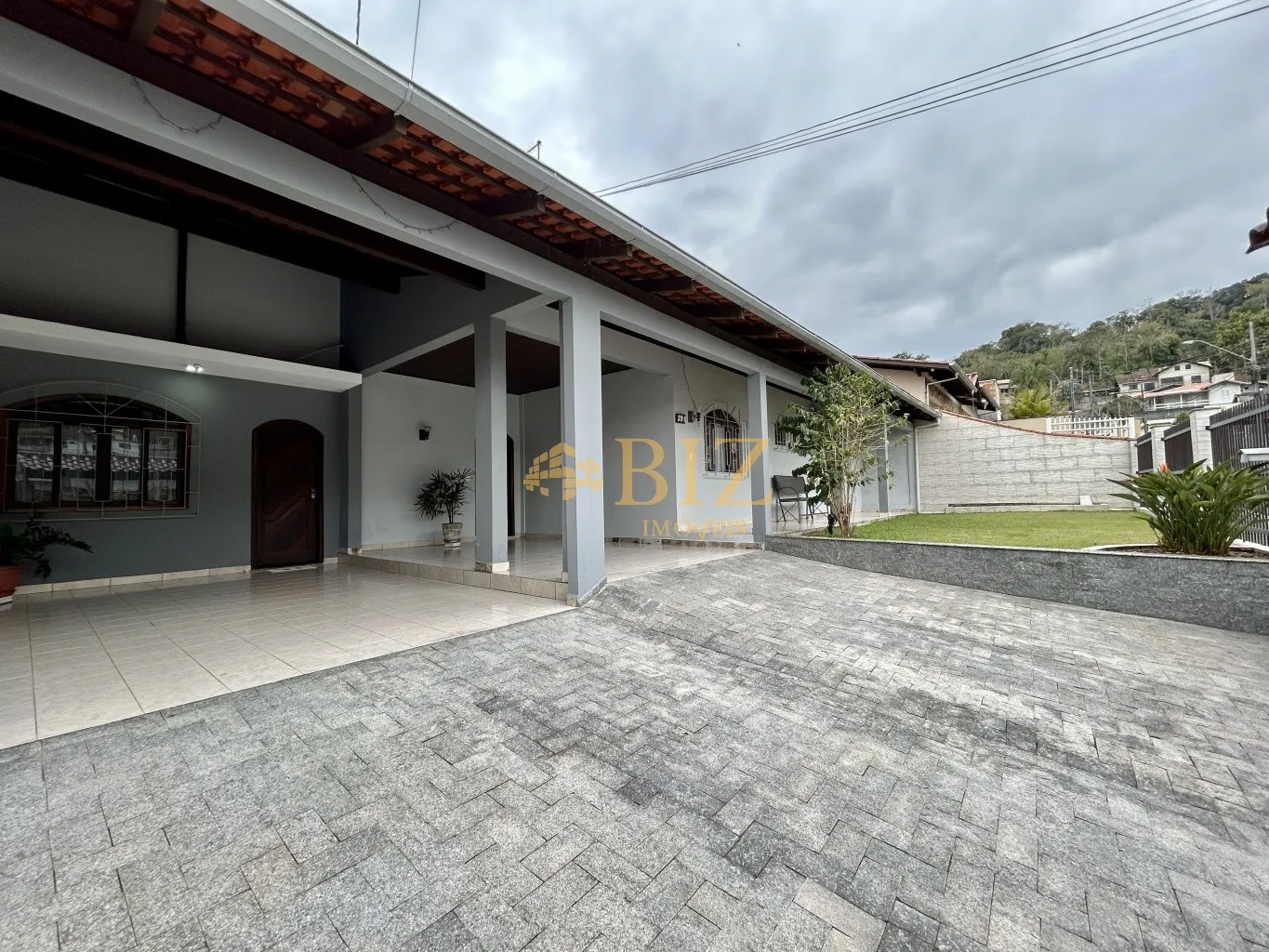 Belíssima casa PLANA com muito terreno nos fundos, 3 dormitórios (1 suíte), 238m construídos, no Bairro Passo Manso! - foto 1