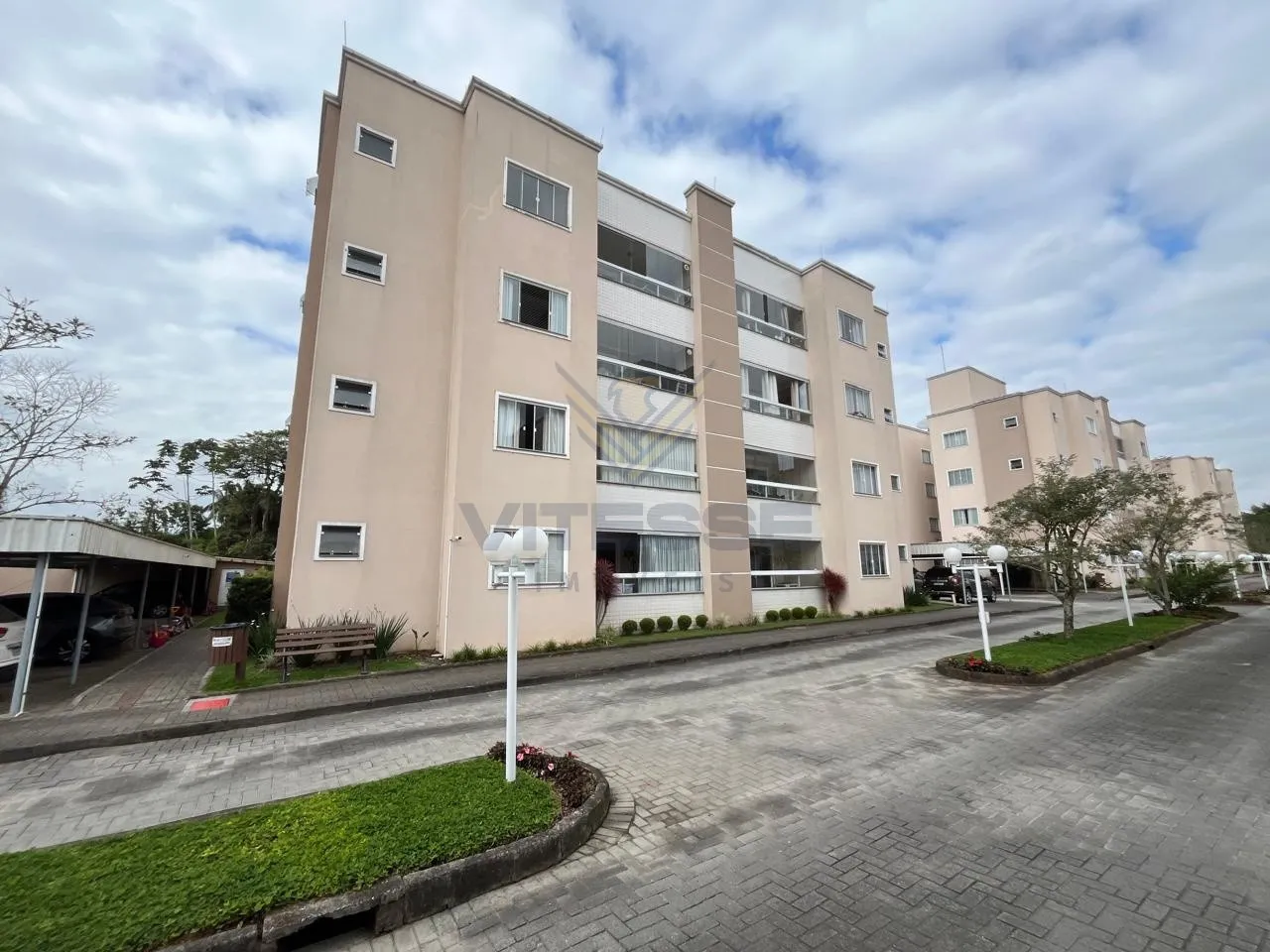 Apartamento em condomínio com três quartos e duas garagem - foto 1