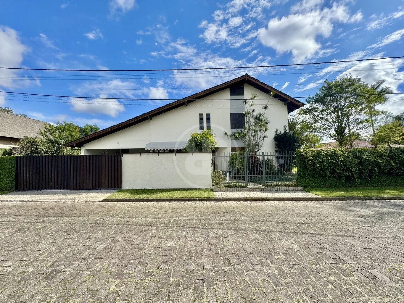 Casa Ampla de Alto Padrão com 4 Dormitórios à Venda no Condomínio Coronel Feddersen em Blumenau/SC — foto 2