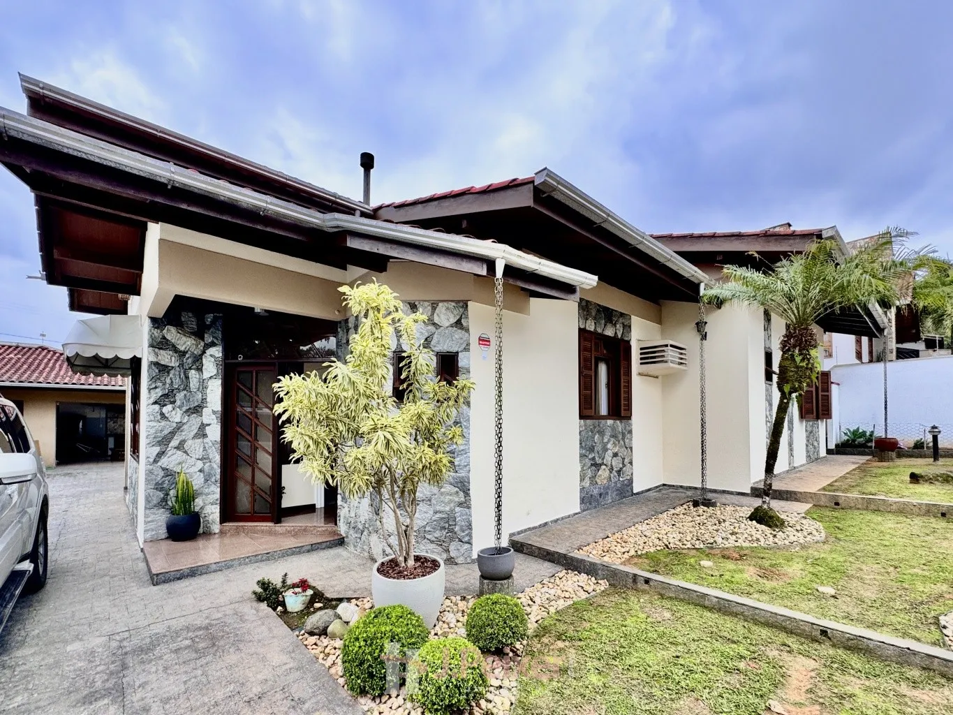 Casa Alto Padrão com 3 dormitórios, sendo 1 suíte, ampla área de festas com piscina, terreno de 528m e área construída de 238,00m, no Bairro Escola Agrícola em Blumenau - SC — foto 3