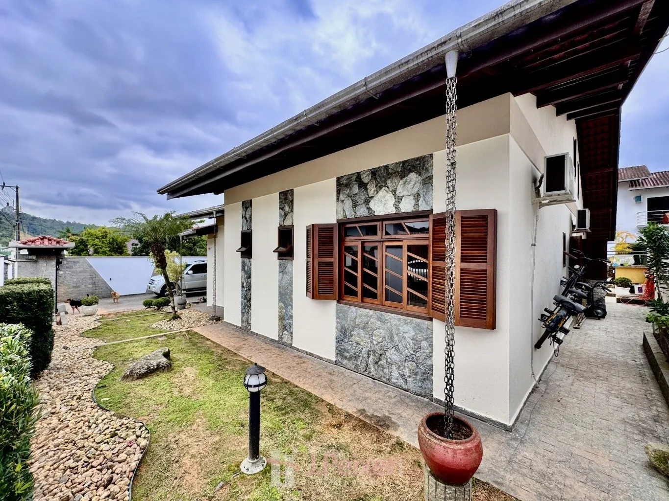 Casa Alto Padrão com 3 dormitórios, sendo 1 suíte, ampla área de festas com piscina, terreno de 528m e área construída de 238,00m, no Bairro Escola Agrícola em Blumenau - SC — foto 4