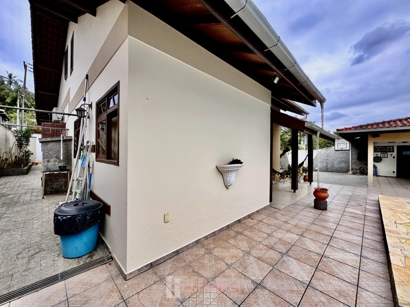 Casa Alto Padrão com 3 dormitórios, sendo 1 suíte, ampla área de festas com piscina, terreno de 528m e área construída de 238,00m, no Bairro Escola Agrícola em Blumenau - SC — foto 5