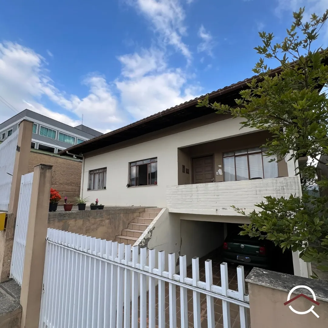 Casa 3 dormitórios sendo 1 suíte, próximo ao Igreja Santo Antônio no bairro Garcia - foto 1