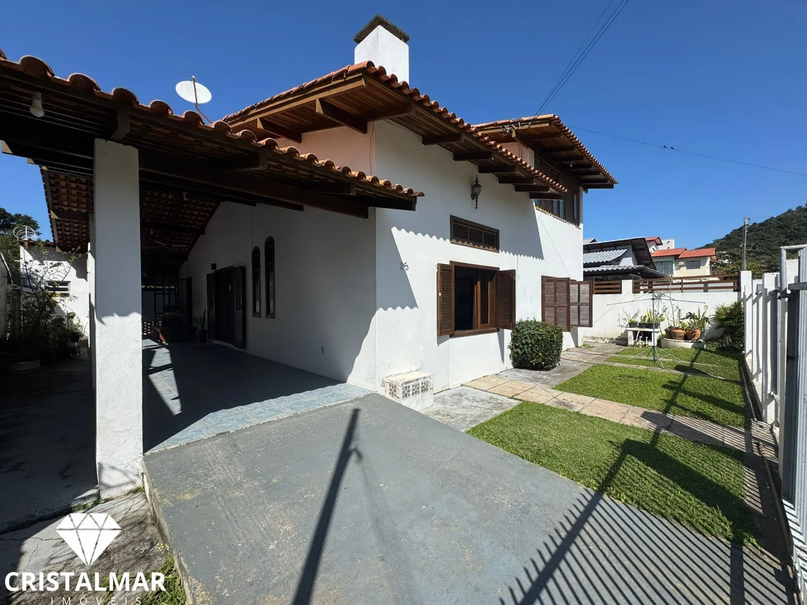 LINDA CASA 4 DORMITÓRIOS NO CENTRO DE BOMBINHAS A 250 METROS DO MAR - foto 1