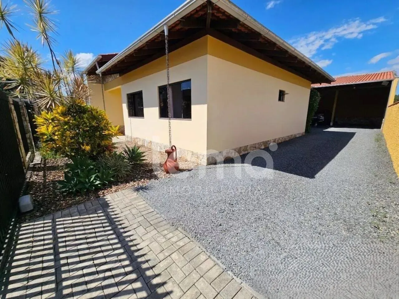 Casa com 3 dormitórios, no bairro Água Verde, em Blumenau. - foto 1