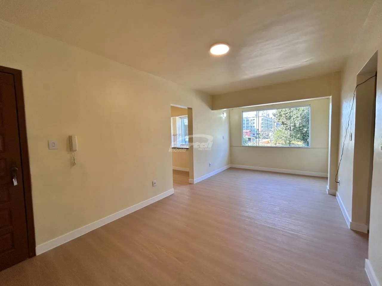 Apartamento reformado pronto para morar no centro de Balneário Piçarras apenas 200 metros da praia. - foto 1