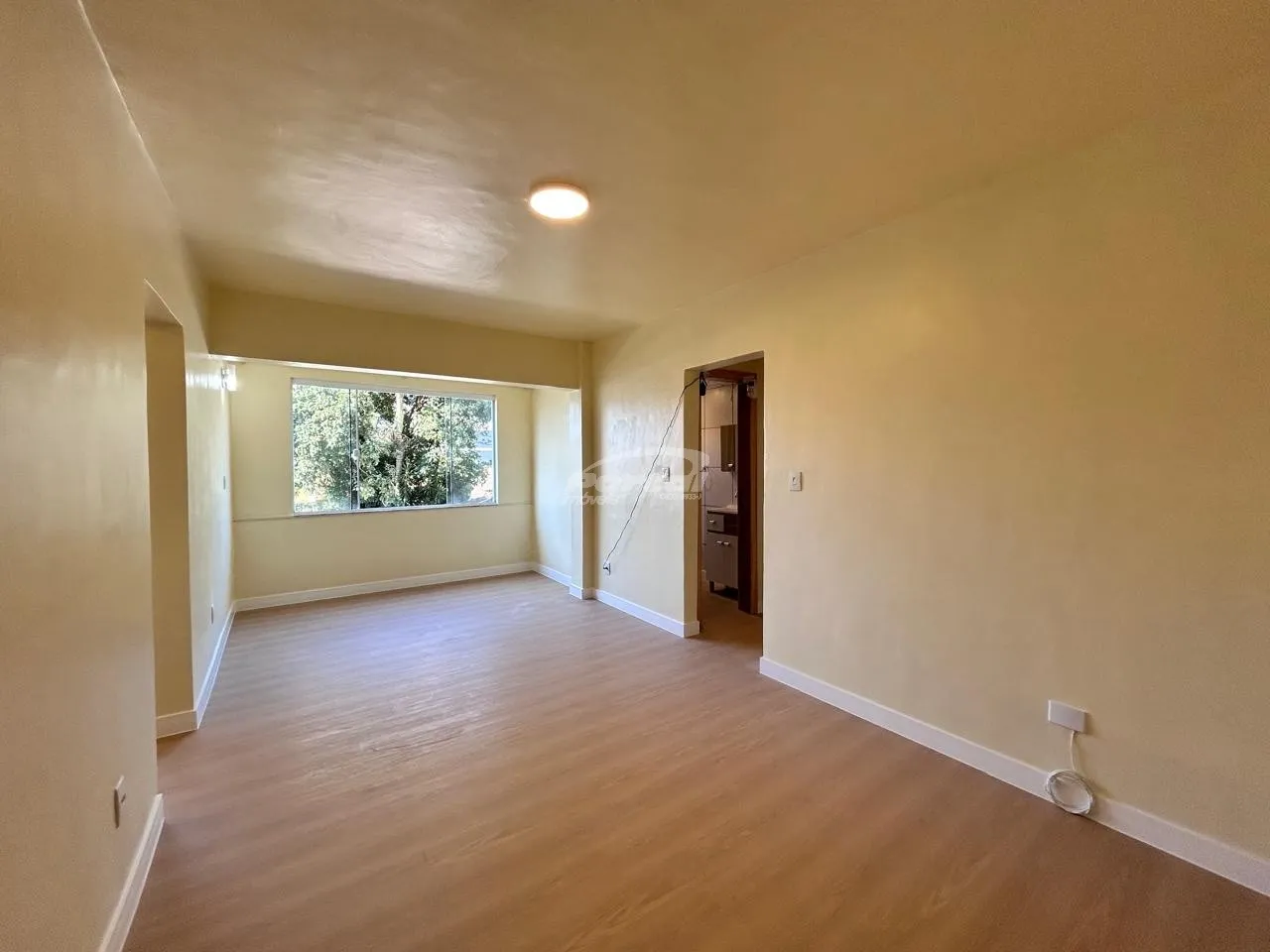 Apartamento reformado pronto para morar no centro de Balneário Piçarras apenas 200 metros da praia. — foto 2