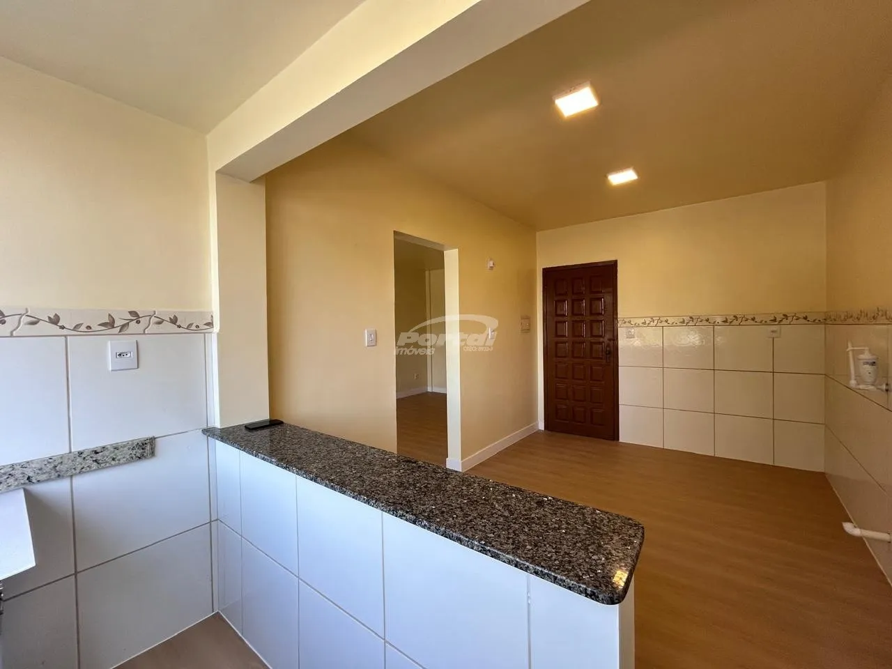 Apartamento reformado pronto para morar no centro de Balneário Piçarras apenas 200 metros da praia. — foto 3