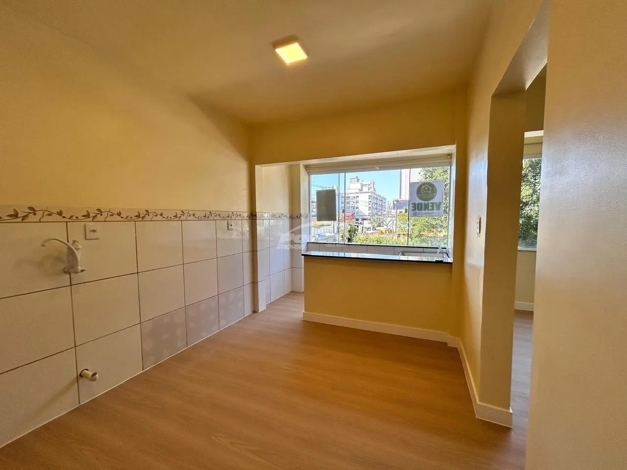 Apartamento reformado pronto para morar no centro de Balneário Piçarras apenas 200 metros da praia. — foto 4