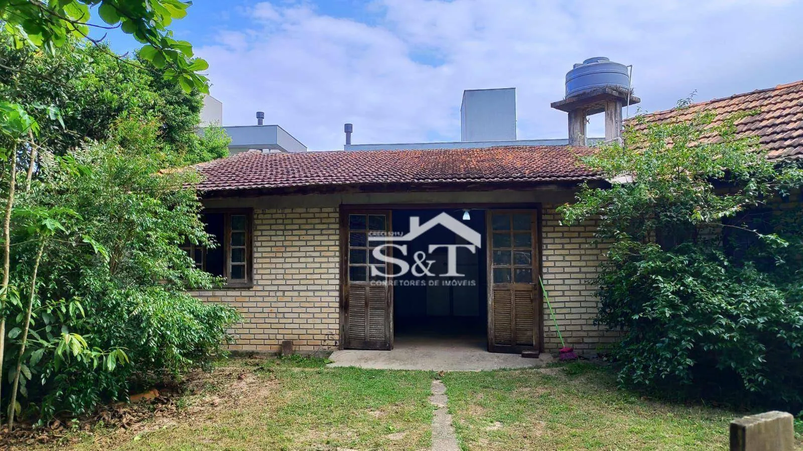 Casa 3 dormitórios, terreno amplo com piscina e churrasqueira! — foto 2