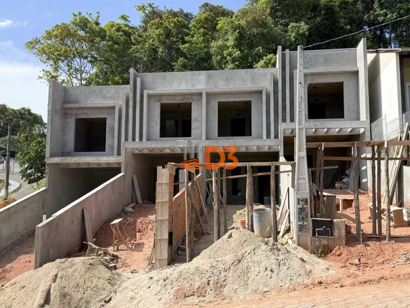 Sobrado novo com duas suítes no bairro Tribess - foto 1