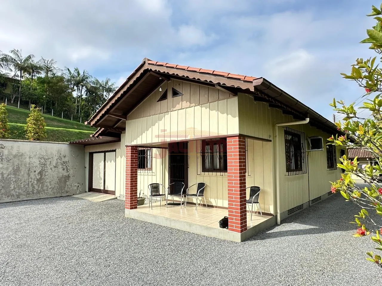 Amplo terreno na Itoupavazinha, com área de 2.500m (50X50), com casa mista de 4 quartos e mais uma kitnet nos fundos. - foto 1
