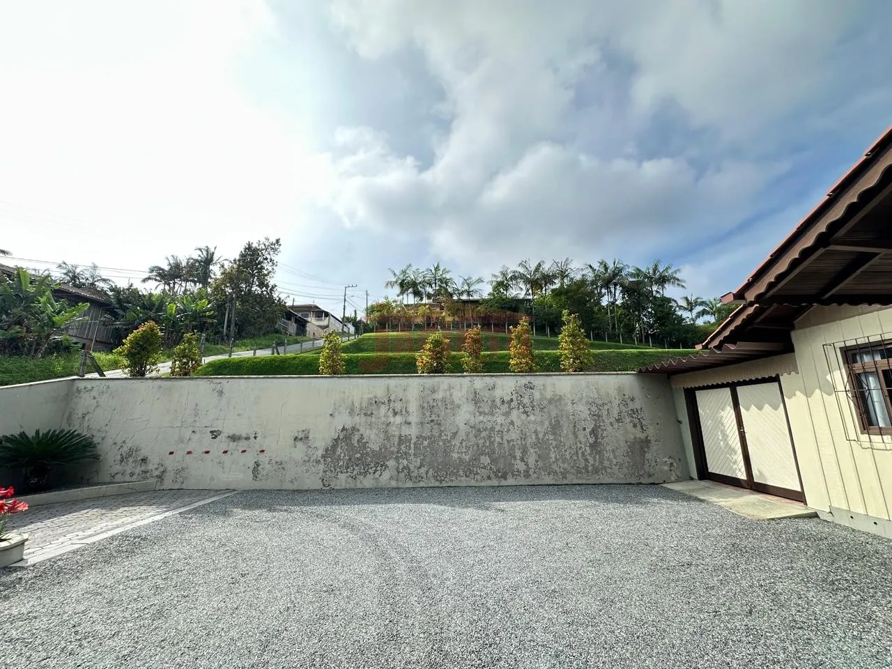 Amplo terreno na Itoupavazinha, com área de 2.500m (50X50), com casa mista de 4 quartos e mais uma kitnet nos fundos. — foto 3