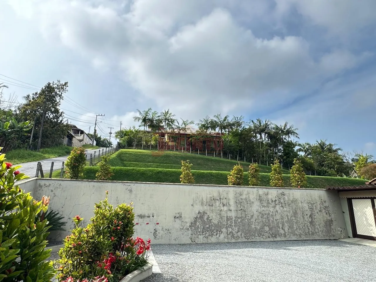 Amplo terreno na Itoupavazinha, com área de 2.500m (50X50), com casa mista de 4 quartos e mais uma kitnet nos fundos. — foto 4