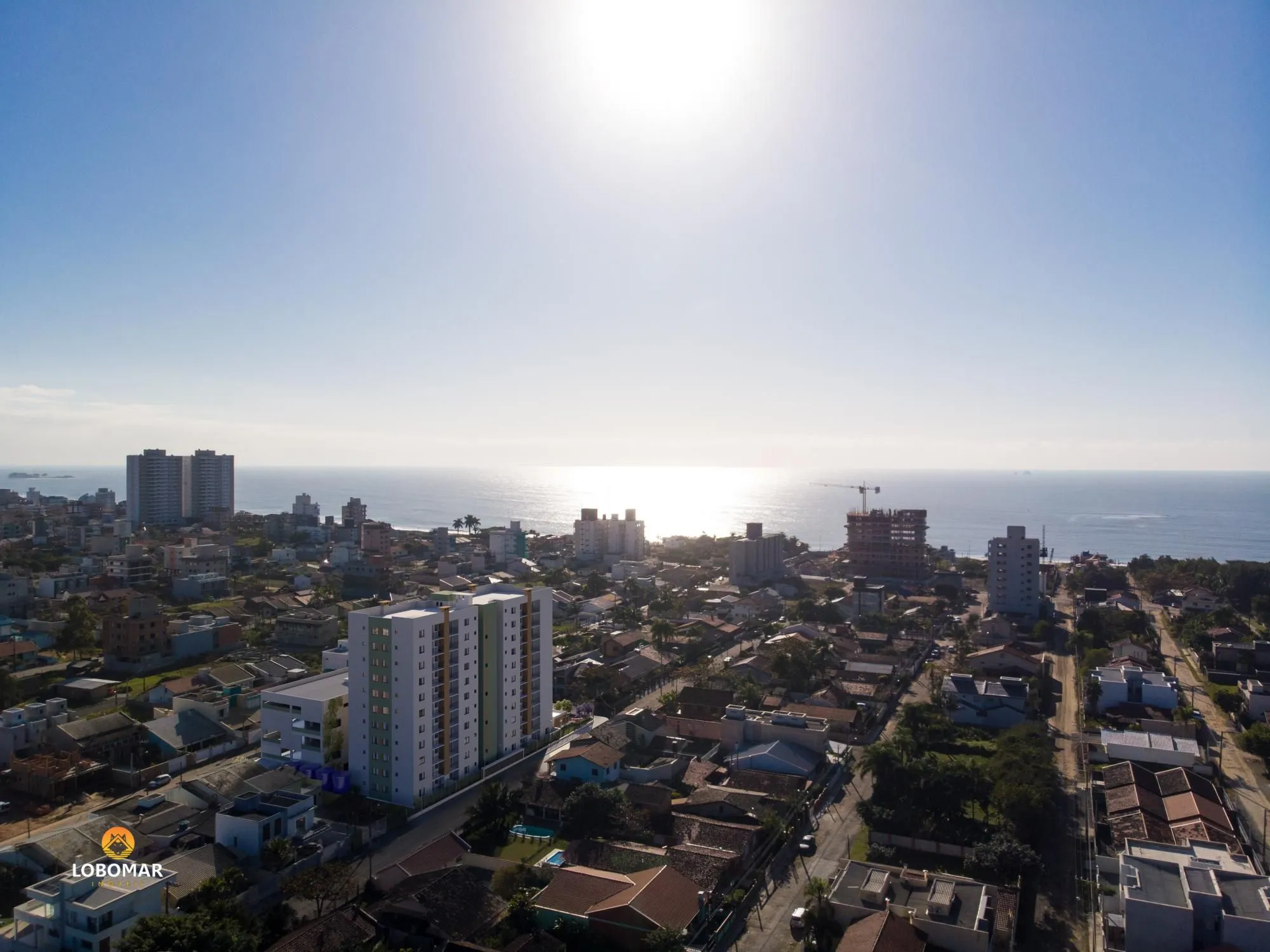 Apartamento novo, pronto para morar e à apenas 400m do mar - em Bal. Piçarras-SC - foto 1