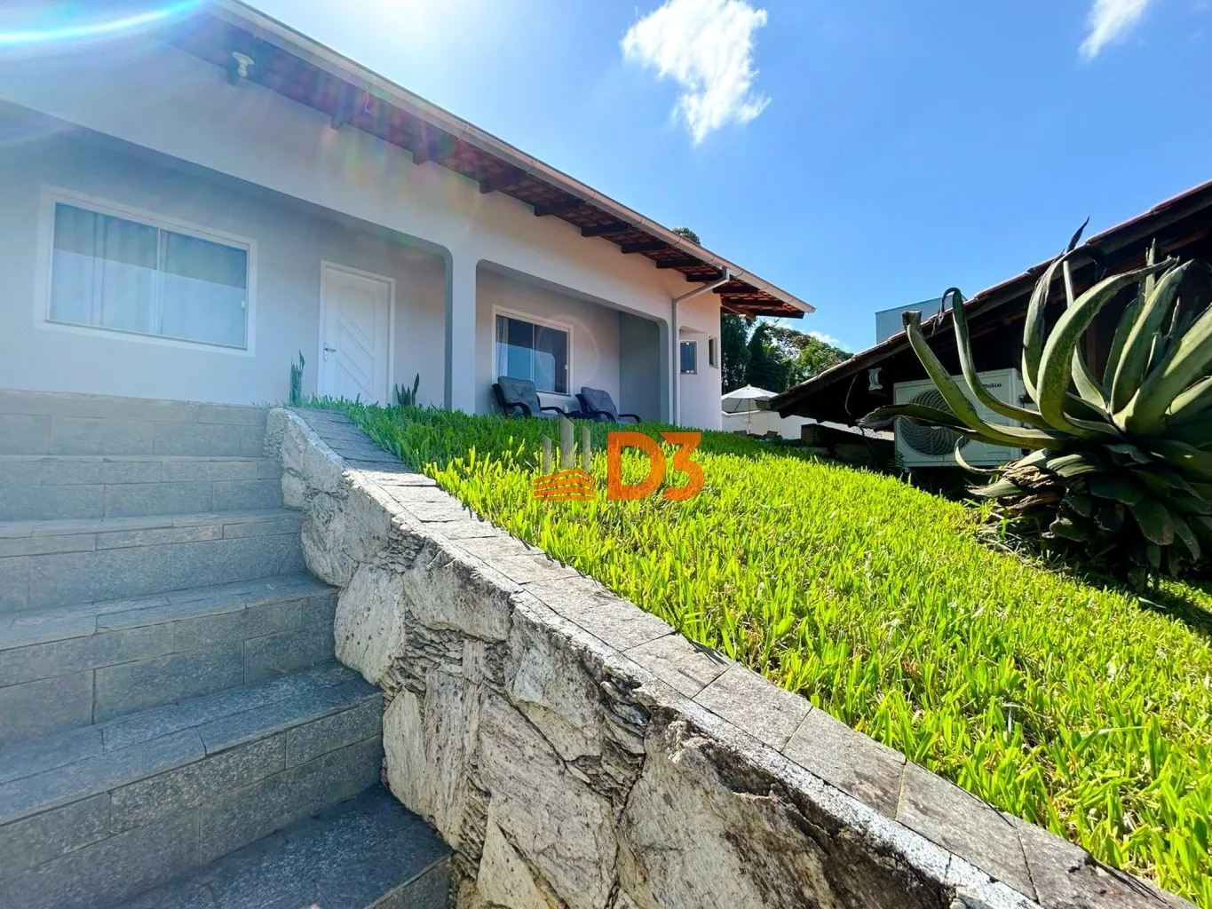 Casa imponente, com amplo jardim e piscina privativa à venda no bairro Tribéss - foto 1