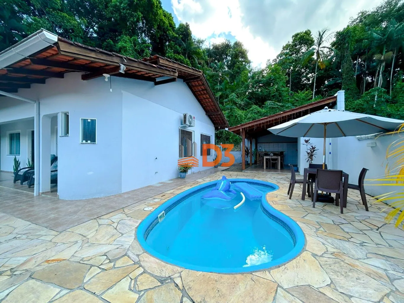 Casa imponente, com amplo jardim e piscina privativa à venda no bairro Tribéss — foto 3