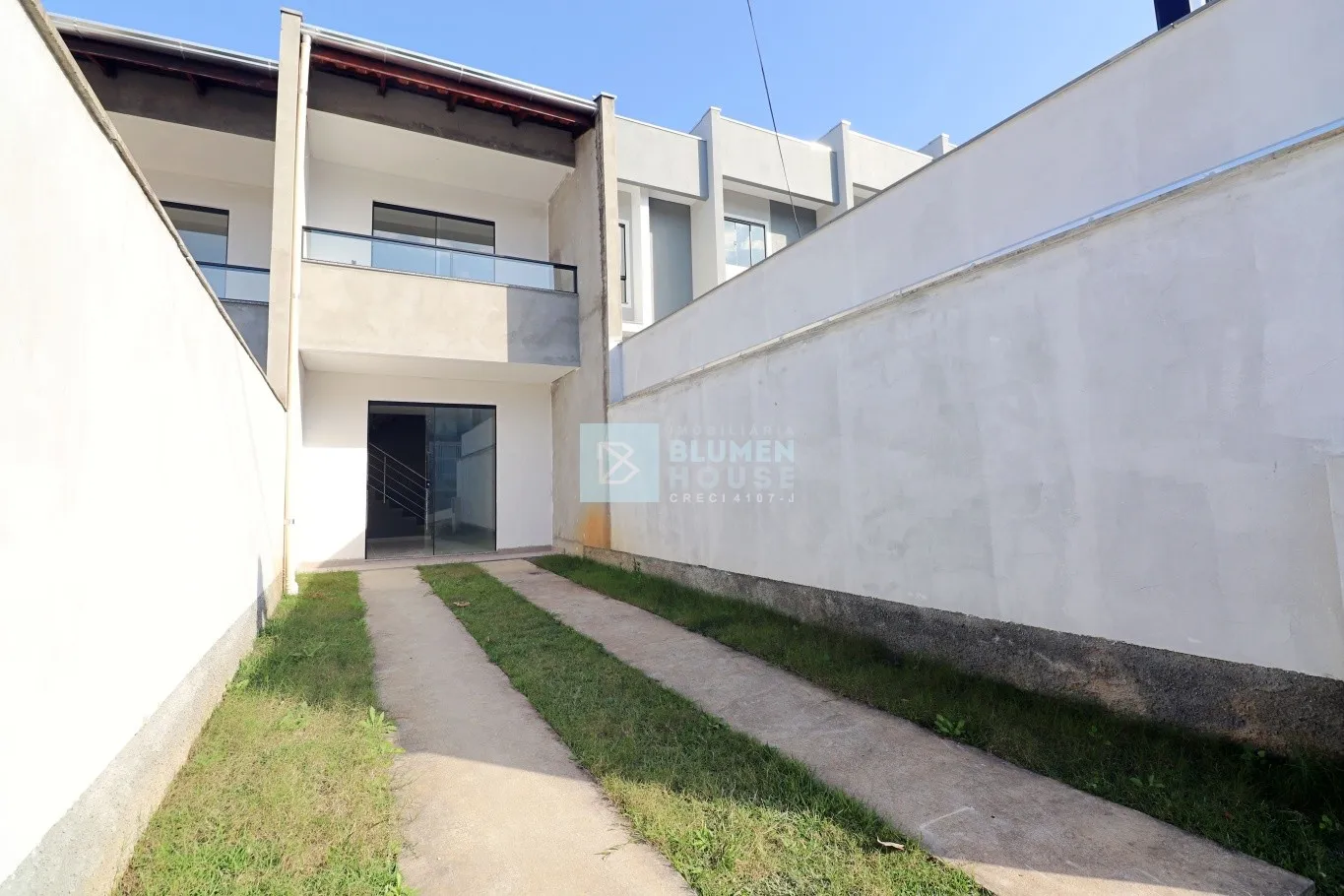 Sobrado com porão no bairro Tribess! - foto 1
