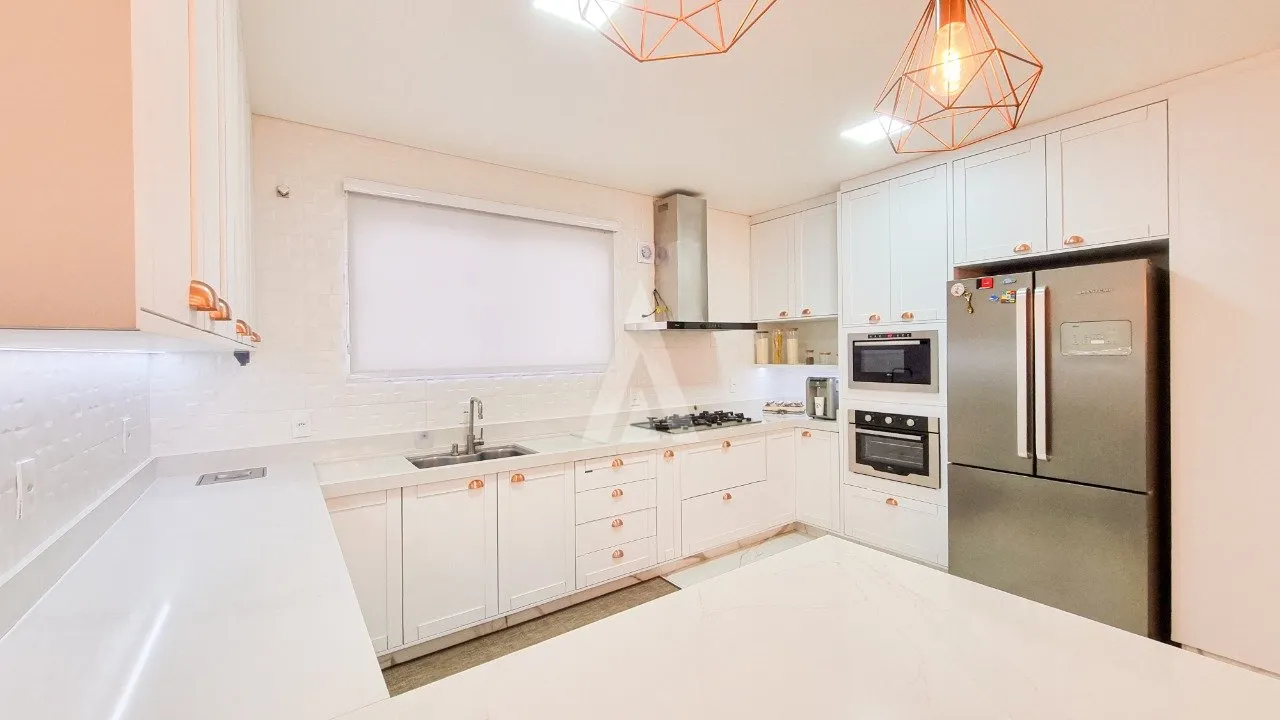 Casa em condomínio fechado com 3 suítes à venda no bairro Saguaçú em Joinville-SC de R$2.890.000,00 por R$2.390.000,00. — foto 3