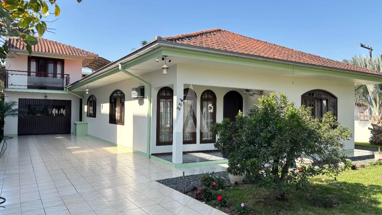 Casa com 1 suíte e 2 quartos à venda no bairro Iririú em Joinville-SC de R$1.150.000,00 por R$999.000,00. - foto 1