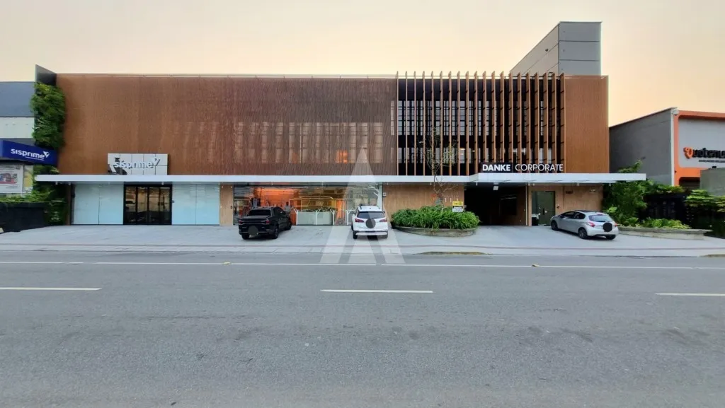 Sala com elevador, 119 m no bairro América em Joinville, com estacionamento. - foto 1