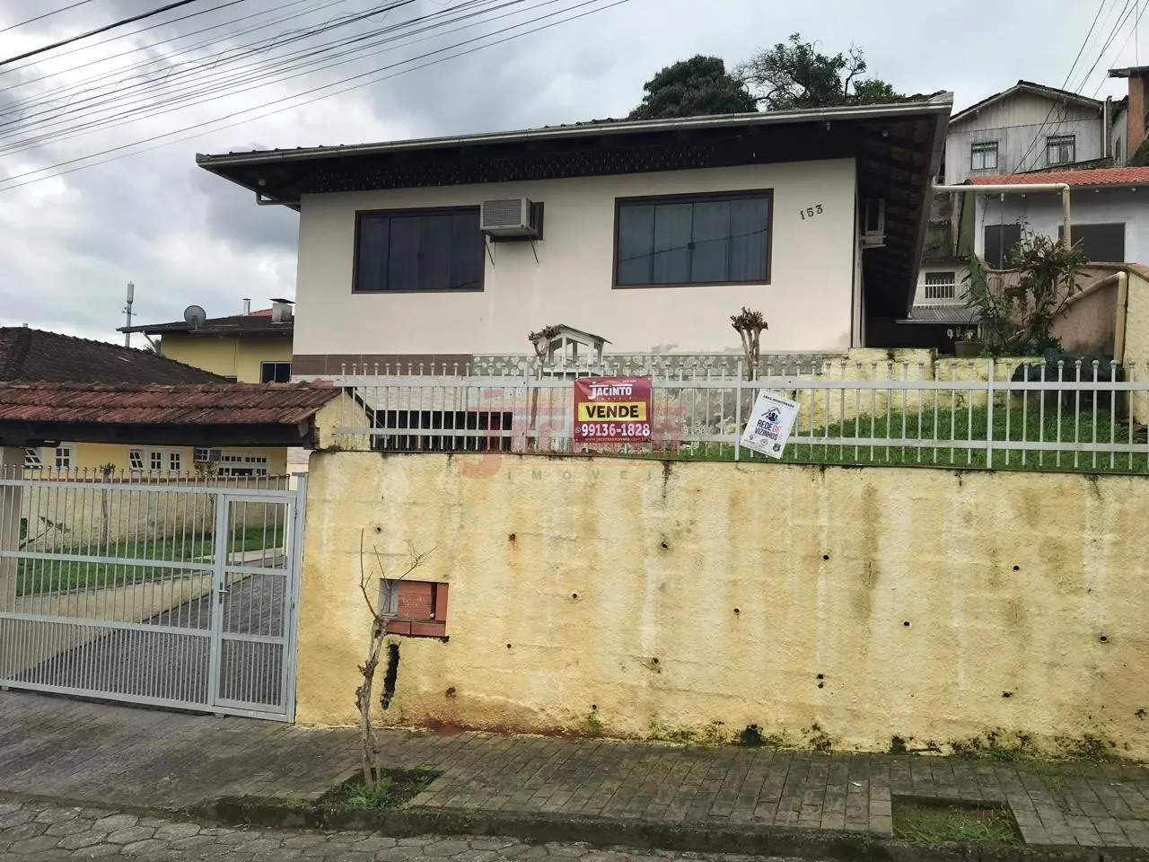 Casa de alvenaria de 2 pavimentos, contendo 3 dormitórios (1 suíte), sala, cozinha, lavação, garagem coberta, terreno com 420 m, no bairro Fortaleza. - foto 1