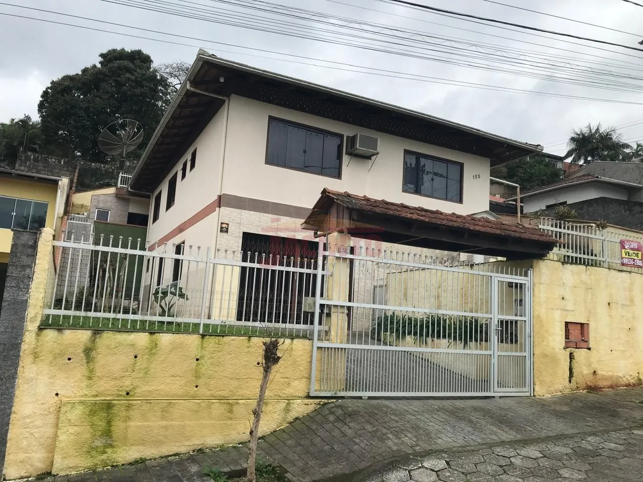 Casa de alvenaria de 2 pavimentos, contendo 3 dormitórios (1 suíte), sala, cozinha, lavação, garagem coberta, terreno com 420 m, no bairro Fortaleza. — foto 2