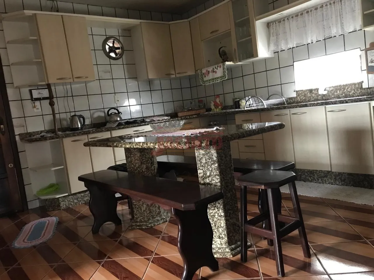 Casa de alvenaria de 2 pavimentos, contendo 3 dormitórios (1 suíte), sala, cozinha, lavação, garagem coberta, terreno com 420 m, no bairro Fortaleza. — foto 4